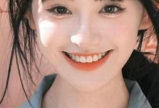 梦丝女神 – 花月舞女王写真集：原图展现精致妆容与令人惊艳的服饰搭配.txt