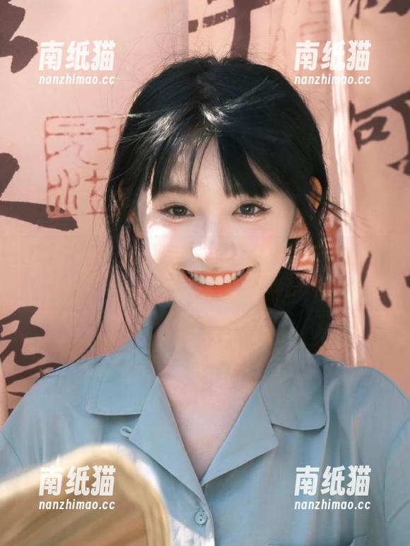 梦丝女神-花月舞 梦丝女神 - 花月舞女王写真集:原图展现精致妆容与令人惊艳的服饰搭配.txt