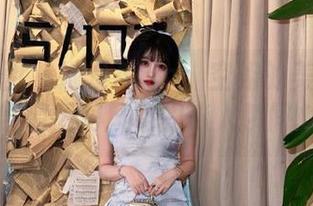 森萝财团 – 她是Aika：空姐的美图合集，展现不同风格的迷人瞬间.txt