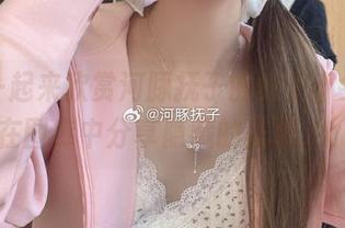 大家一起来欣赏河豚抚子的红衣小女仆，在图库中分享隐藏的美丽.txt