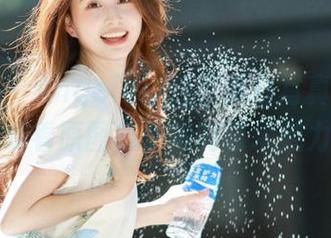 爱蜜社 – Angela小热巴黑白写真耐人寻味，观看原图感受她的艺术魅力.txt