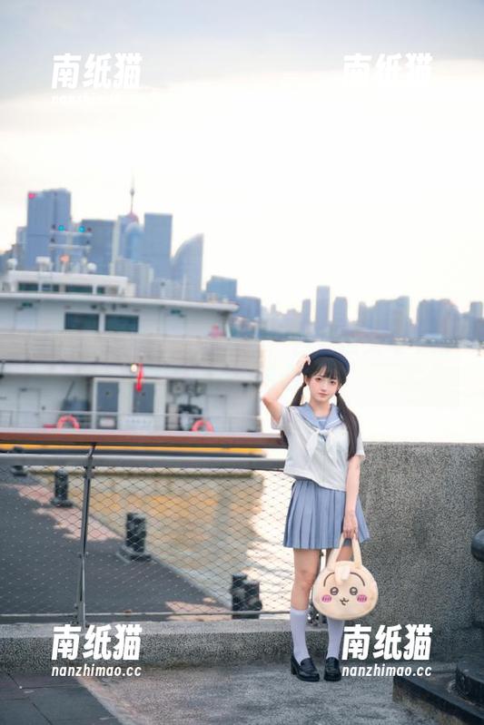 白龙猫女 微密圈 - 写真作品全集:白龙猫女与牛奶长靴的完美结合.txt