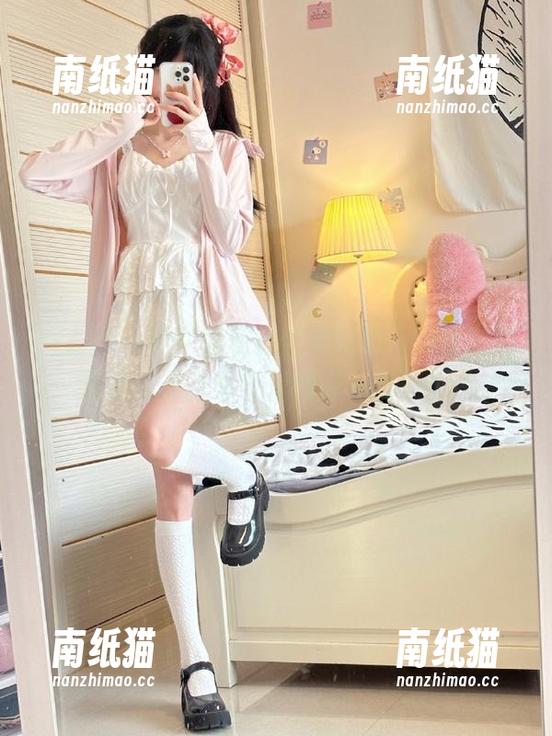 秀人网-初梦瑶 秀人网 - 初梦瑶私拍合集发布,短裤时尚造型记录青春可爱的每一刻!.txt