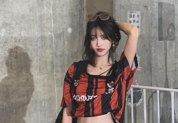 秀人网 – 千夜未来夏天写真全集：每个夏天都有故事，结果我却只会讲冷笑话.txt
