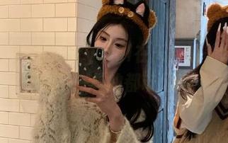 秀人网 – 梓萱Crystal在天台的美图写真，探索不一样的都市风尚.txt