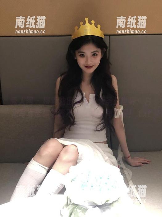 秀人网-油田溪溪 秀人网 - 探索油田溪溪的无圣光世界:白裙写真带你领略不一样的时尚风采!.txt