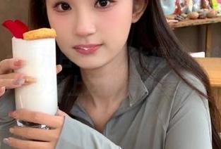 秀人网 – 阿汁白色套图大揭秘：浪漫分享让你一秒爱上这份清新美感！.txt