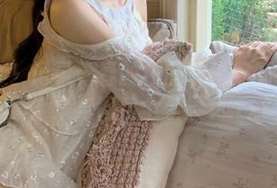 秀人网 – 记录青春的校服时光：顾乔楠写真合集与图包全景展示.txt