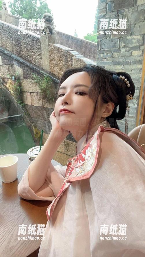 秋和柯基 一起品味秋和柯基的美图,抹油黑肚兜尽显俏皮魅力.txt