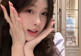 糖果画报 – 李宓儿奶牛写真集分享，记录她与自然的亲密互动。.txt