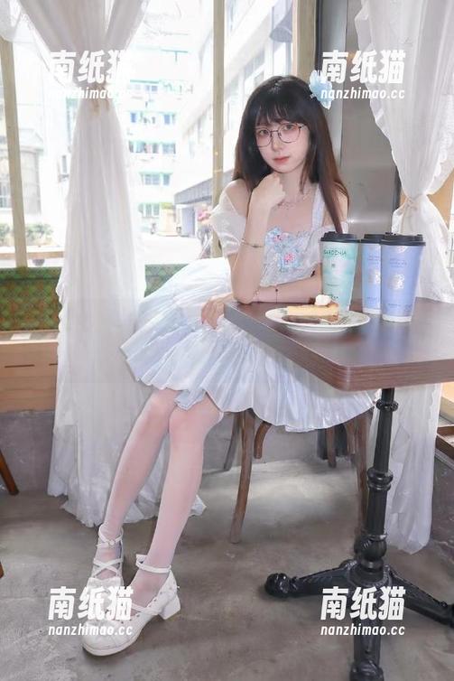 紧急企划-奶昔 紧急企划 - 奶昔的私密定制:居家特写中隐藏的幽默与犀利自嘲.txt