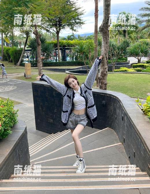 美媛馆-小海臀rena 美媛馆 - 小海臀rena双人写真套图:在镜头下畅享浪漫与美丽的作品.txt