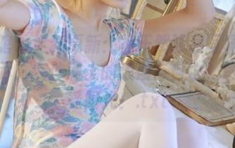 美媛馆 – 全新更新：黄乐然泳装写真作品，展示她在沙滩上的浪漫与自由，尽情享受阳光！.txt
