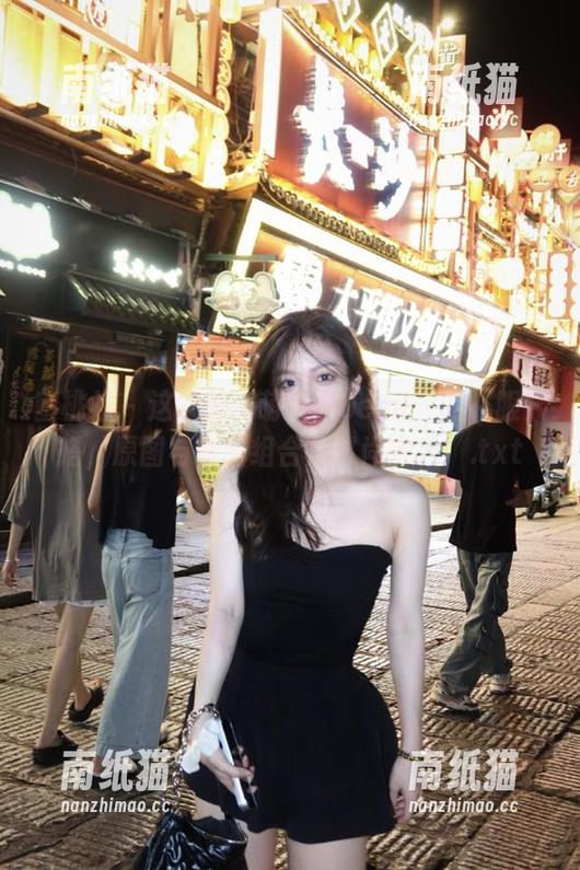 蜜桃社-萌美Moemi 蜜桃社 - 这才是“萌美Moemi”的礼服穿搭,原图与套图组合成时尚宝典!.txt