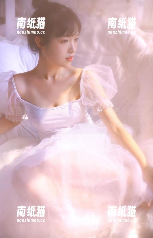 语画界-周思乔Betty 语画界 - 最新黑白美图欣赏:周思乔Betty带来无尽思绪与艺术细腻.txt
