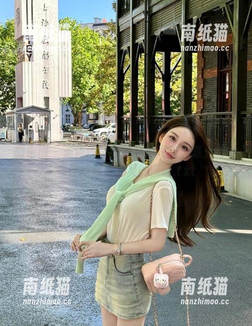 铁锤姐姐 微密圈 - 走进铁锤姐姐灰丝写真合集:每一幅作品都是心灵的低语.txt