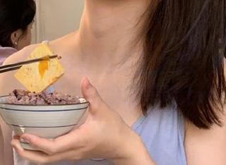 青豆客 – 发现佟蔓的美足之美，细致作品展现无可挑剔的美图.txt