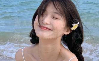 青豆客 – 潜入泳池的佟蔓，写真照片捕捉每一个清凉瞬间！.txt