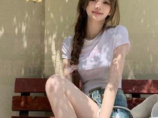 青豆客 – 施忆佳女仆写真图集：每一帧都流露出无限魅力与温暖.txt