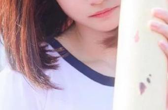 青豆客 – 温柔绽放，王雨纯美足写真照片，展现她独特风格与自然魅力.txt